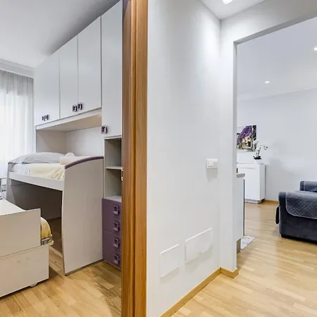 Vatican Flat- 2bedrooms,2ensuite Baths & Balcony * Roma