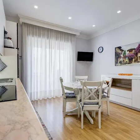 Vatican Flat- 2bedrooms,2ensuite Baths & Balcony * Roma