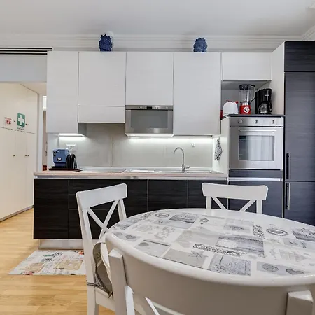Vatican Flat- 2bedrooms,2ensuite Baths & Balcony * Roma